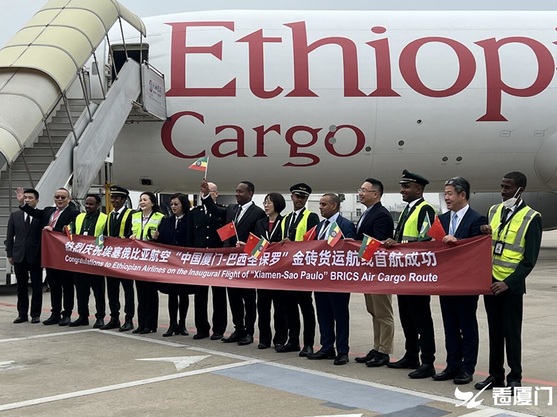 Image of BRICS cargo flight landing, representing the Xiamen-Brazil route and its impact on economic cooperation between China and Brazil.